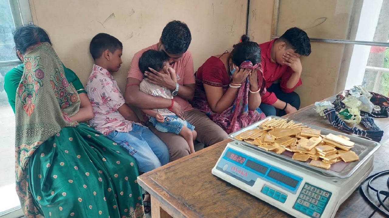 সোনা পাচারের অভিযোগে আটক চার ব্যক্তি। ছবি: কালবেলা