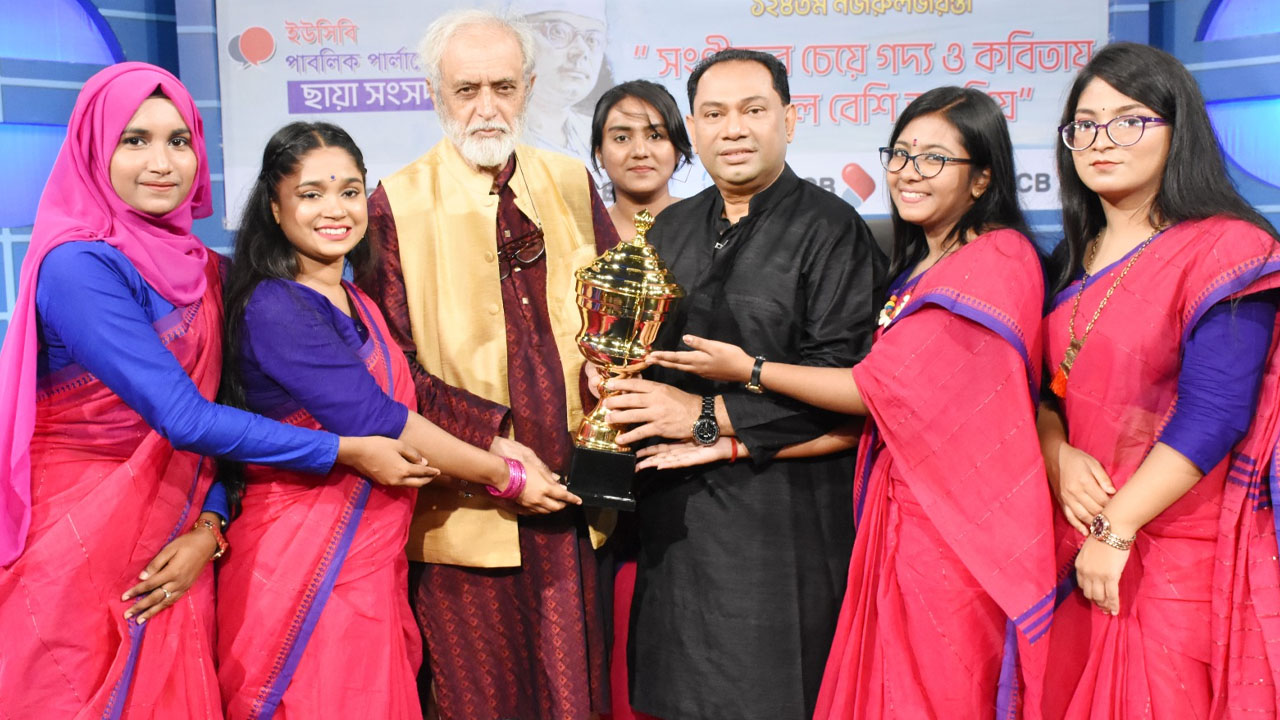 নজরুলজয়ন্তী উপলক্ষে আয়োজিত ইউসিবি পাবলিক পার্লামেন্টে চ্যাম্পিয়ন দলের বিতার্কিকদের ট্রফি প্রদান করছেন বাংলা একাডেমির মহাপরিচালক মুহম্মদ নূরুল হুদা।