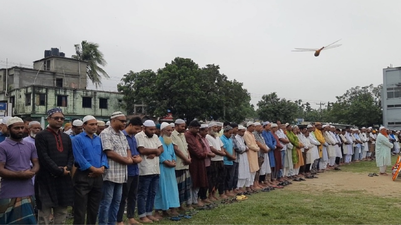 সাংবাদিক নাদিমের জানাজায় সর্বস্তরের মানুষ। ছবি : কালবেলা