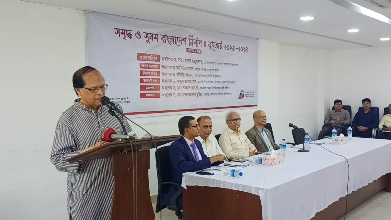 আলোচনা সভায় বক্তব্য দেন বাংলাদেশ ব্যাংকের সাবেক গভর্নর অধ্যাপক ড. আতিউর রহমান। ছবি : কালবেলা