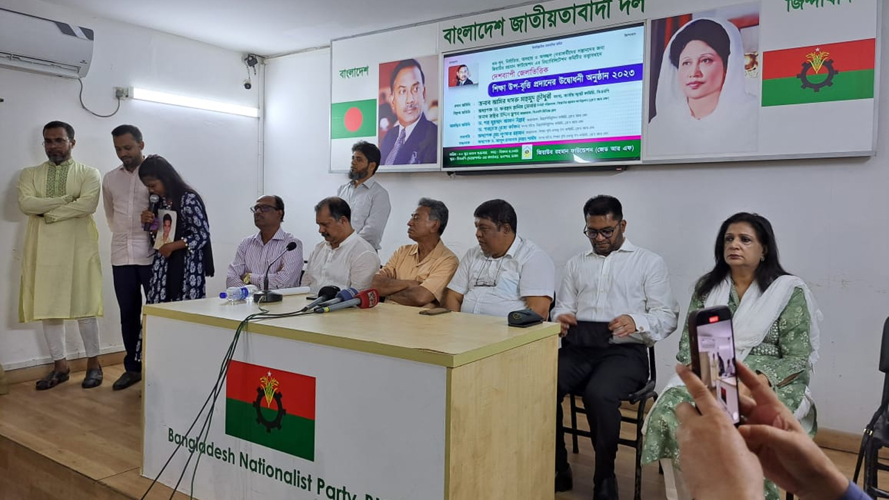 অনুষ্ঠানে বক্তব্য দিচ্ছেন বিএনপির স্থায়ী কমিটির সদস্য আমীর খসরু মাহমুদ চৌধুরী। ছবি : কালবেলা