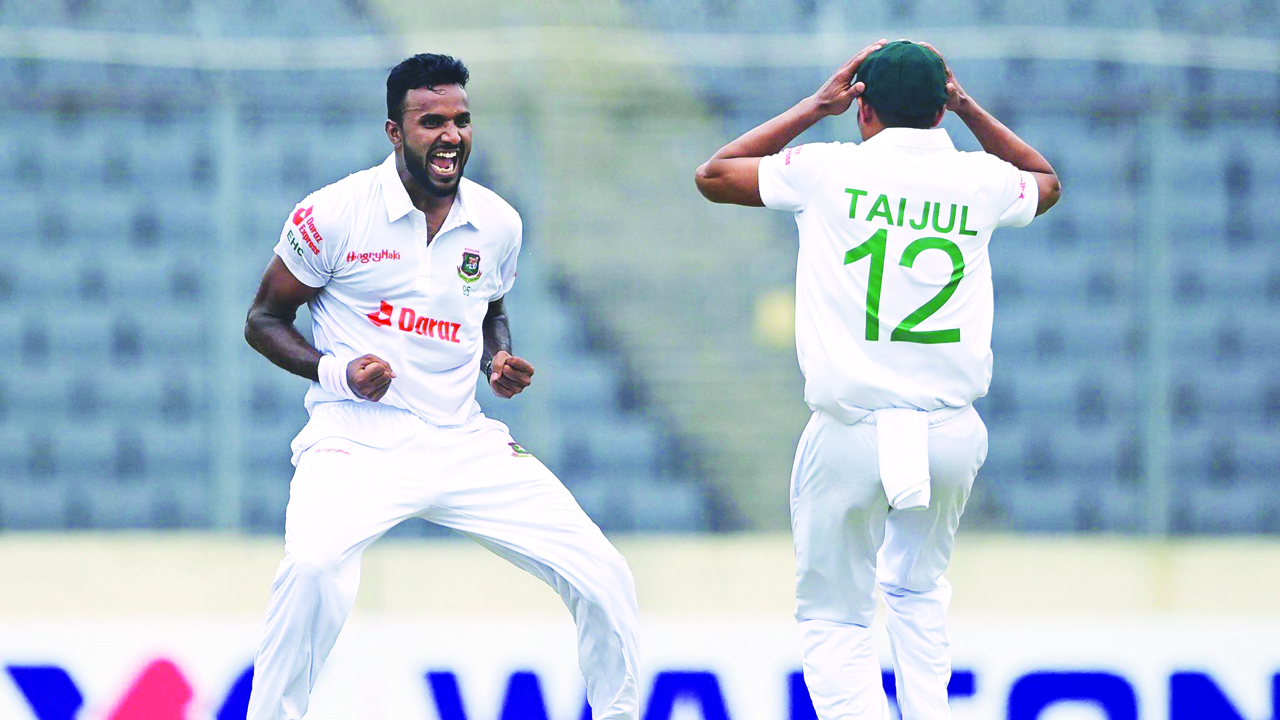 আফগানিস্তানকে ১৪৬ রানে গুঁড়িয়ে দেওয়ার মিশনে নেতৃত্ব দিয়েছেন এবাদত ও তাইজুল, সে আনন্দটা ভাগ করে নিলেন দুই বোলার। ছবি : বিসিবি
