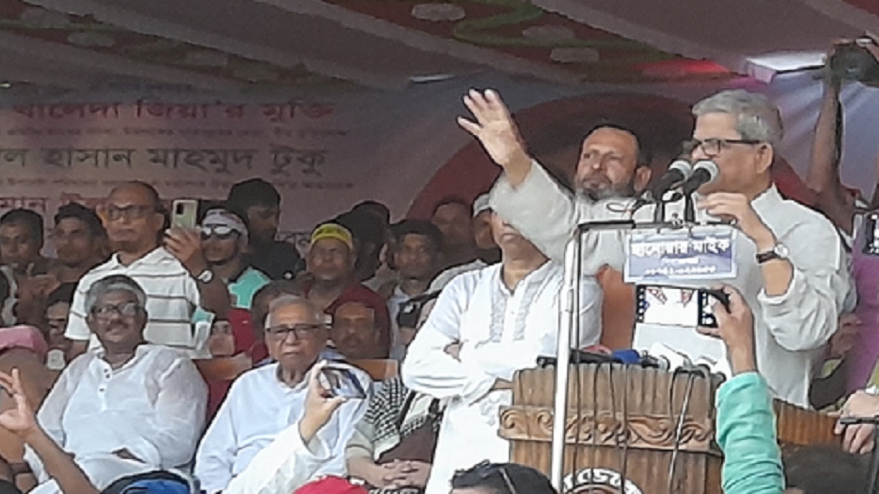 সমাবেশে বক্তব্য দিচ্ছেন মির্জা ফখরুল ইসলাম আলমগীর। ছবি : কালবেলা