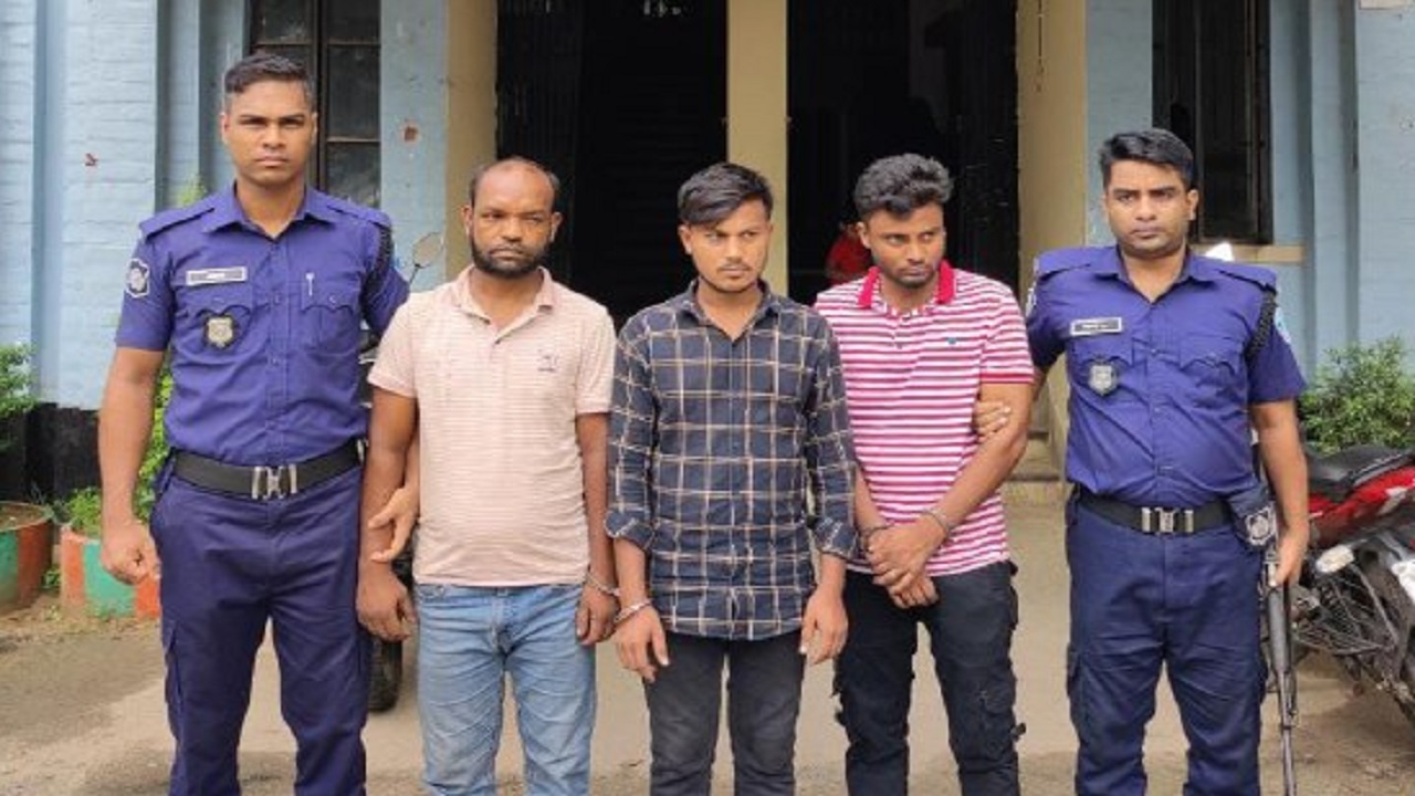 হোটেল থেকে গ্রেফতারদের কয়েকজন। ছবি : কালবেলা