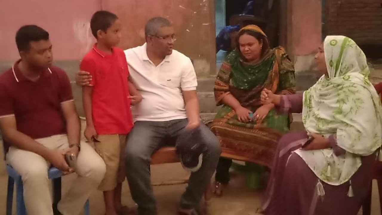 সাংবাদিক নাদিমের পরিবারের সদস্যদের সঙ্গে পুলিশ সুপার। ছবি : সংগৃহীত
