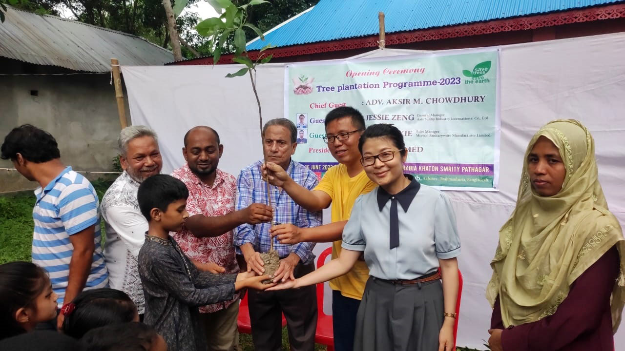 প্রাথমিক বিদ্যালয়ের শতাধিক শিক্ষার্থীদের মাঝে চারা দেওয়া হচ্ছে। ছবি : কালবেলা