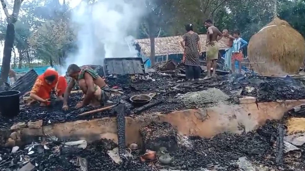 মোংলায় বৈদ্যুতিক শট সার্কিটে পুড়ে যাওয়া বসতঘর। ছবি : কালবেলা