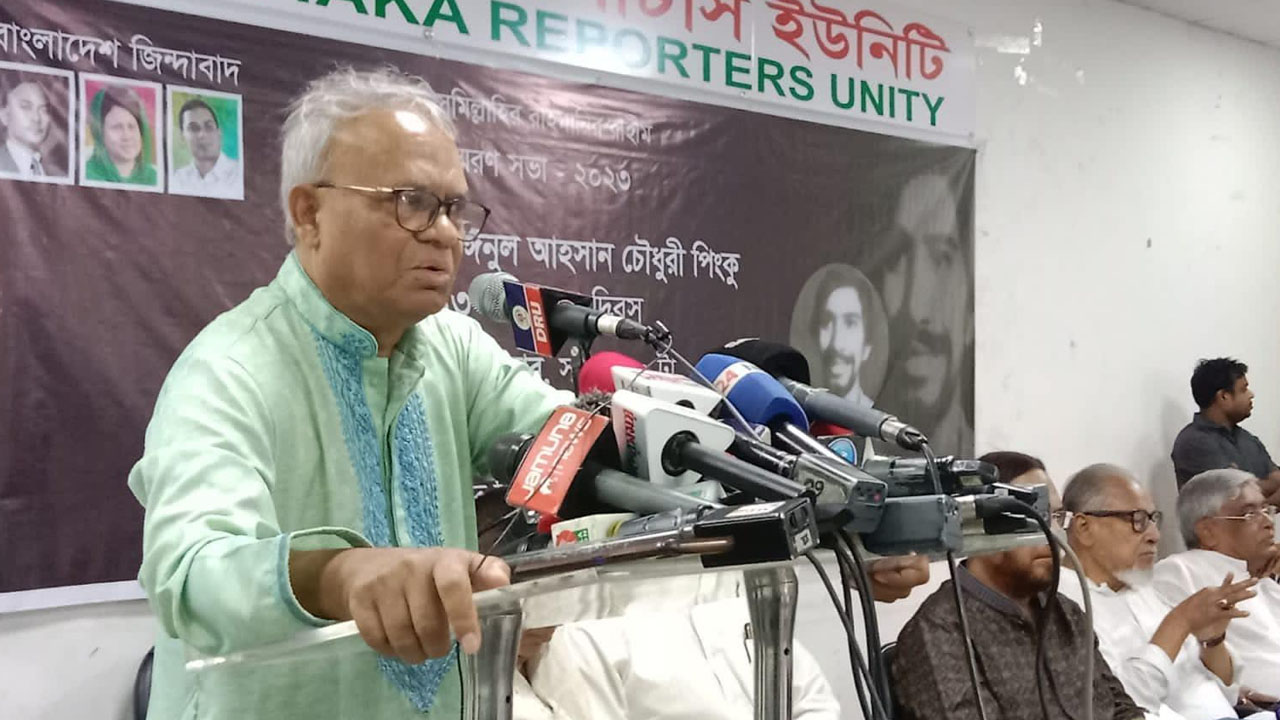 শনিবার ডিআরইউতে স্মরণসভায় বক্তব্য দেন বিএনপির সিনিয়র যুগ্ম মহাসচিব রুহুল কবির রিজভী। ছবি : কালবেলা