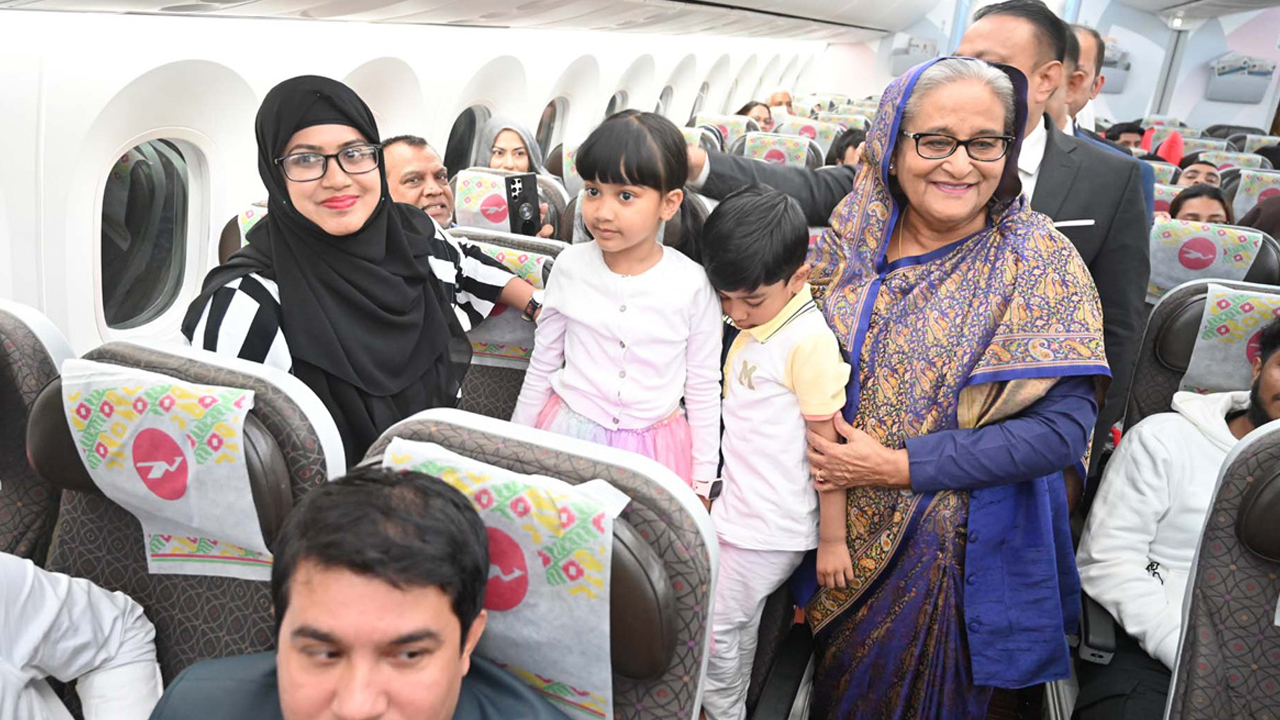 বিমান আরোহীদের সঙ্গে কুশল বিনিময়কালে প্রধানমন্ত্রী শেখ হাসিনা। ছবি : সংগৃহীত