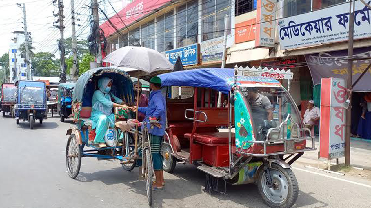 বাস চলাচল বন্ধ থাকায় অতিরিক্ত ভাড়া দিয়ে রিকশায় করে গন্তব্যে যাচ্ছেন এক যাত্রী। ছবি : কালবেলা