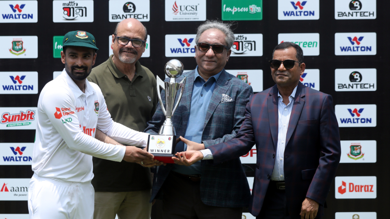 বিসিবি সভাপতির কাছ থেকে টেস্ট সিরিজ জয়ের ট্রফি নিচ্ছেন অধিনায়ক লিটন দাস। ছবি : সংগৃহীত