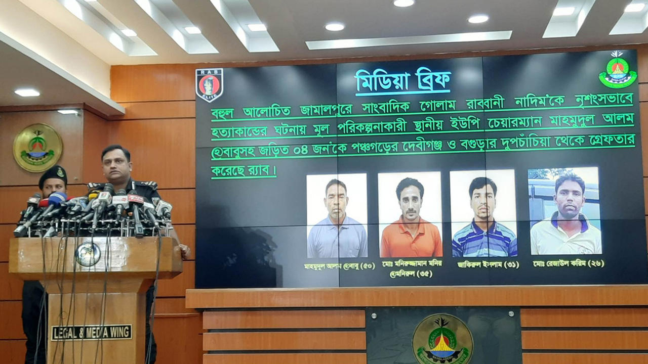 সংবাদ সম্মেলনে কথা বলেন র‌্যাবের আইন ও গণমাধ্যম শাখার পরিচালক কমান্ডার খন্দকার আল মঈন। ছবি: সংগৃহীত