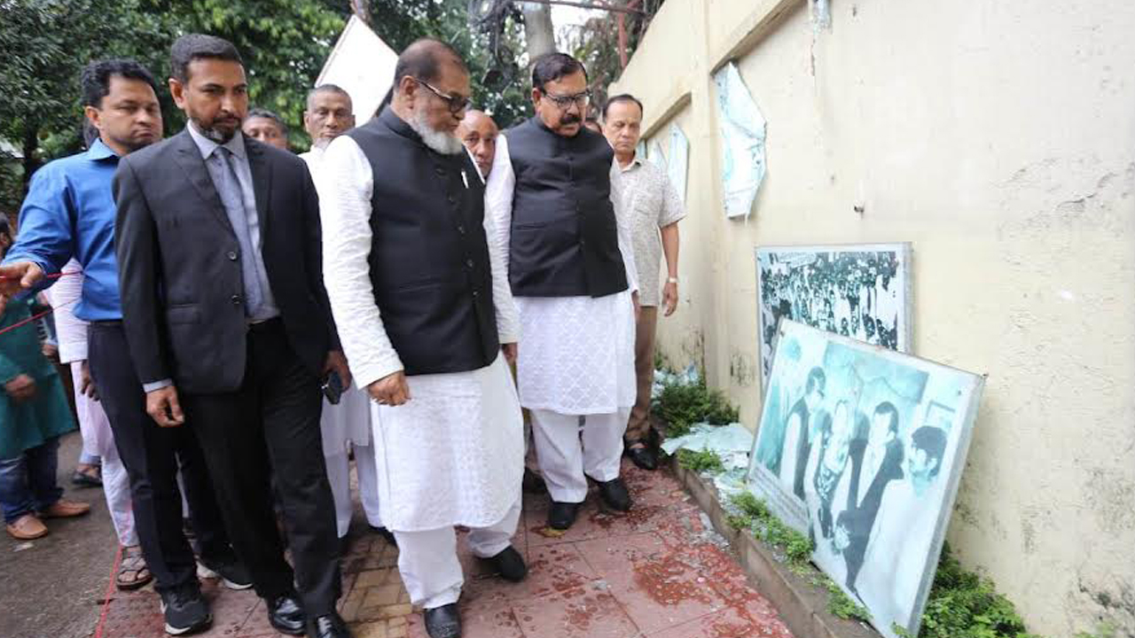 শনিবার চট্টগ্রামের জামালখান এলাকা (যেখানে বঙ্গবন্ধুর ম্যুরাল ভাংচুর করা হয়) পরিদর্শন করেন আ ক ম মোজাম্মেল হক। ছবি : কালবেলা