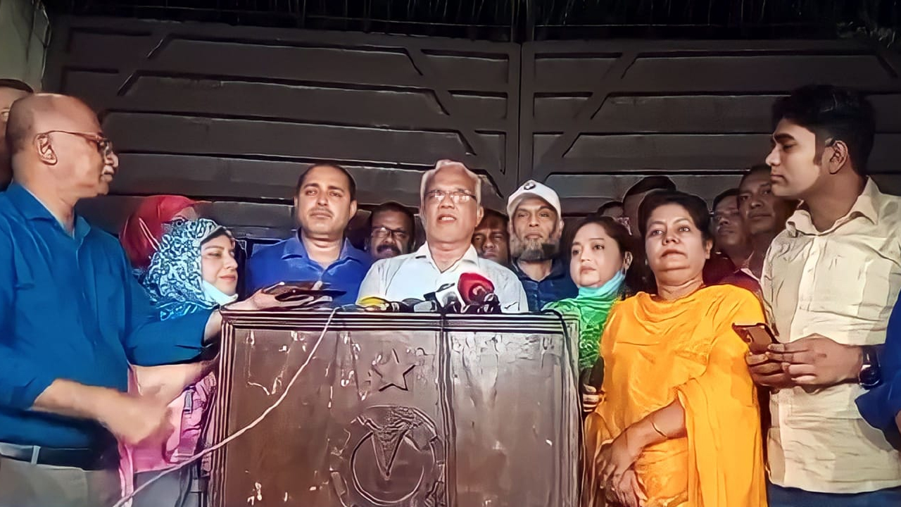 শনিবার গুলশানে খালেদা জিয়ার বাসভবনের সামনে সাংবাদিকদের সঙ্গে আলাপকালে ডা. এজেডএম জাহিদ হোসেনসহ অন্যরা। ছবি : কালবেলা