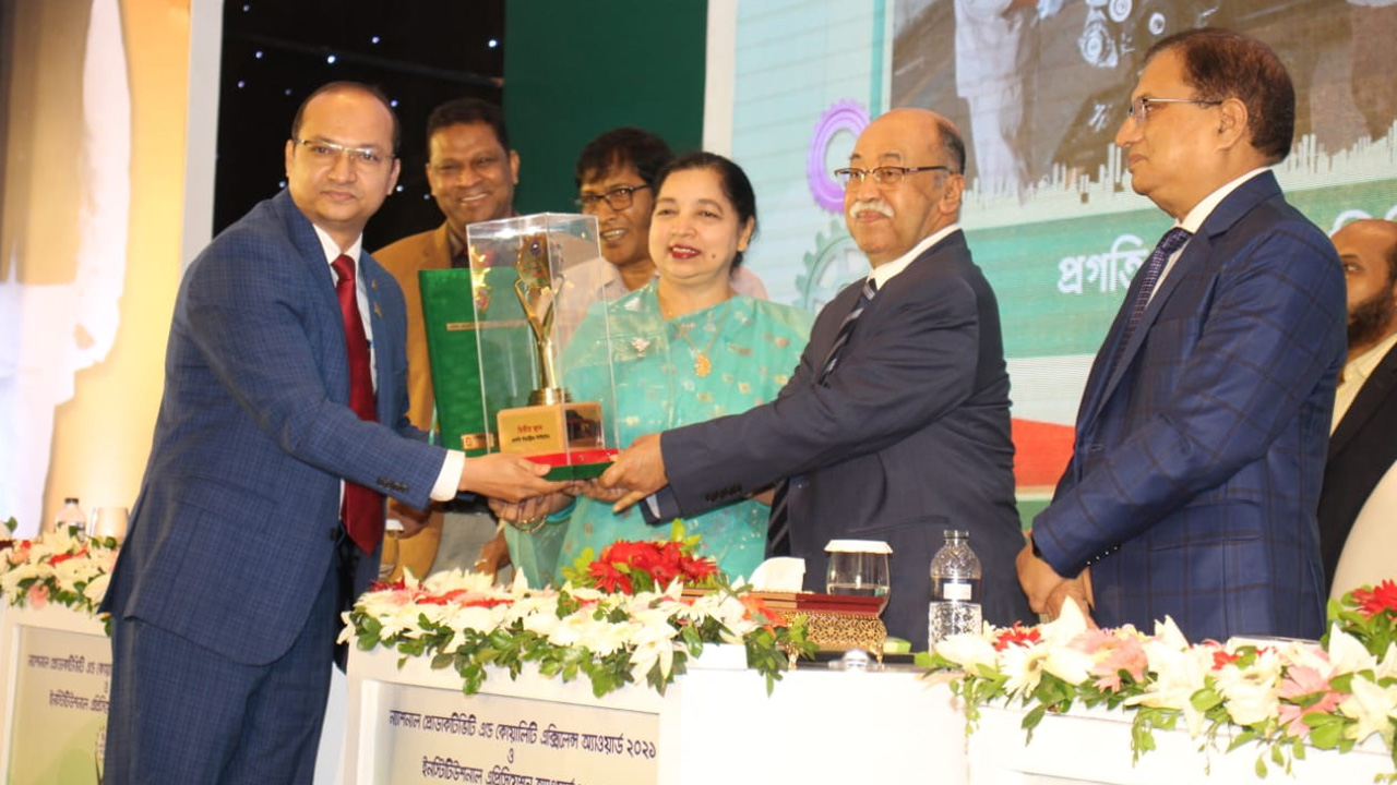 অ্যাওয়ার্ড প্রদান অনুষ্ঠানের একটি চিত্র। ছবি: সংগৃহীত