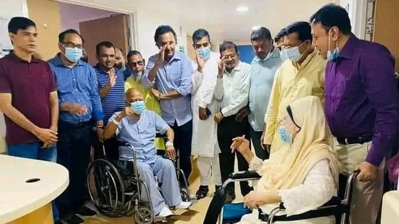 এভারকেয়ার হাসপাতালে সাক্ষাৎ হয়েছে বিএনপি চেয়ারপারসন খালেদা জিয়া ও দলের স্থায়ী কমিটির সদস্য ড. খন্দকার মোশাররফের। ছবি : সংগৃহীত