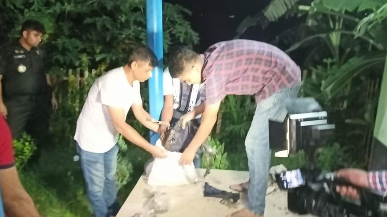 বোমা নিষ্ক্রিয় করছে ঢাকার কাউন্টার টেররিজম ও বম্ব ডিসপোজাল ইউনিট। ছবি : কালবেলা