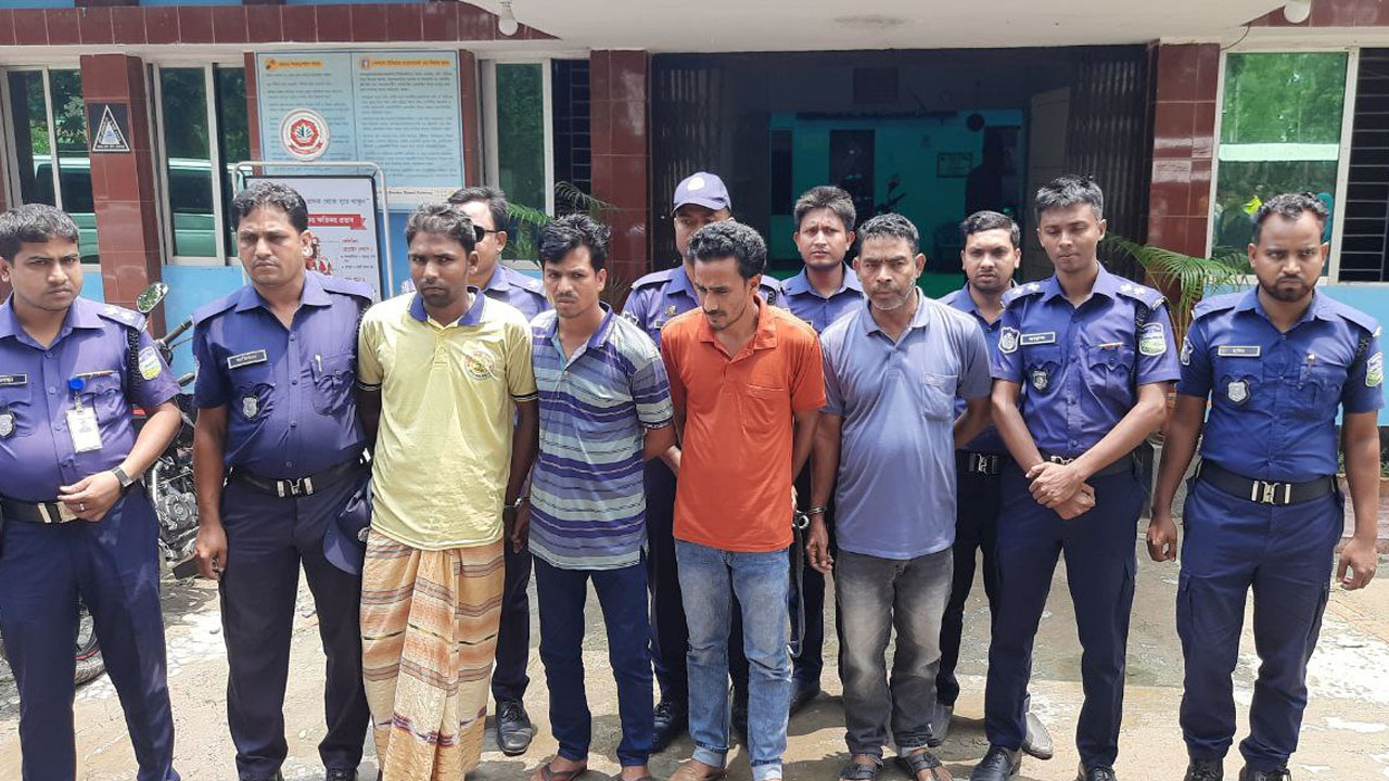 সাংবাদিক নাদিম হত্যার প্রধান আসামি বাবুসহ চার আসামি বকশীগঞ্জ থানায়। ছবি : কালবেলা