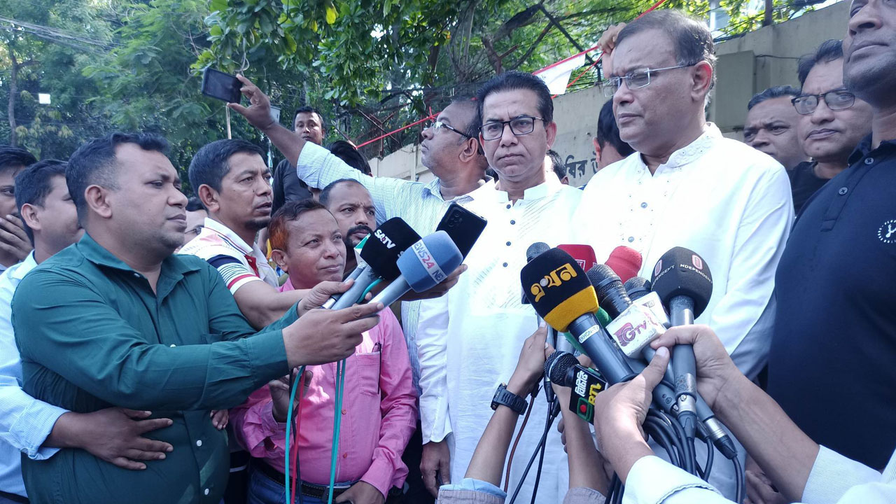 চট্টগ্রাম বঙ্গবন্ধুর ম্যুরাল ও ইতিহাস-ঐতিহ্যের ছবি ভাঙচুরের ঘটনাস্থল পরিদর্শনে গিয়ে সাংবাদিকদের সঙ্গে কথা বলেন ড. হাছান মাহমুদ। ছবি : কালবেলা
