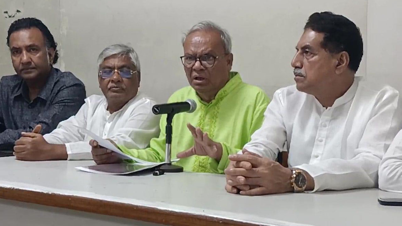 নয়াপল্টনে দলের কেন্দ্রীয় কার্যালয়ে আয়োজিত এক সংবাদ সম্মেলনে বিএনপির সিনিয়র যুগ্ম মহাসচিব রুহুল কবির রিজভী। ছবি : সংগৃহীত