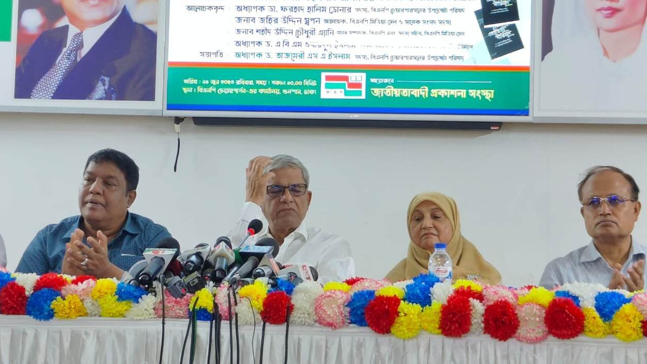 গুলশানে বিএনপি চেয়ারপারসনের রাজনৈতিক কার্যালয়ে মির্জা ফখরুল ইসলাম আলমগীর। ছবি : কালবেলা