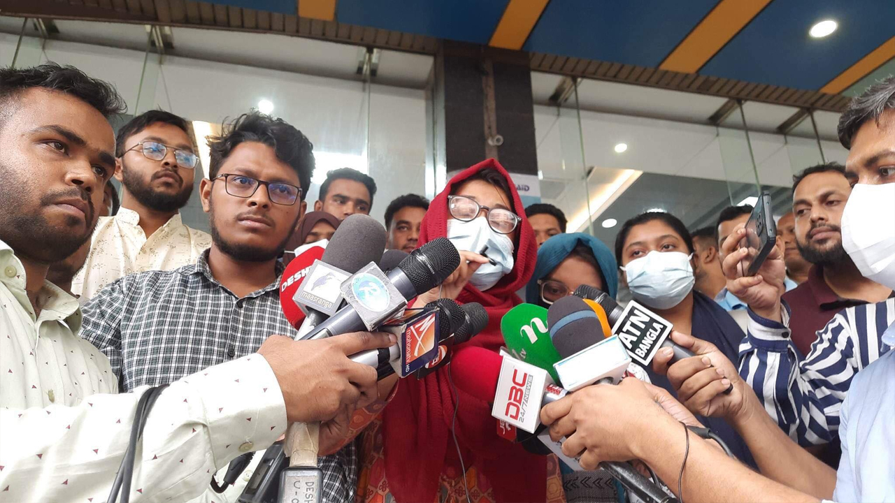 হাসপাতালের লাইসেন্স বাতিলের দাবিতে আঁখির সহপাঠীরা