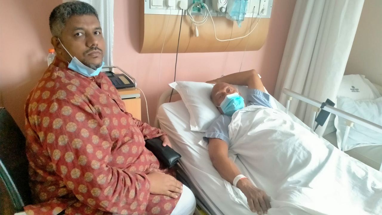 বিএনপির জাতীয় স্থায়ী কমিটির সদস্য ড. খন্দকার মোশাররফ হোসনেকে দেখতে এভারকেয়ার হাসপাতালে এনডিপি চেয়ারম্যান কারি আবু তাহের। ছবি : কালবেলা