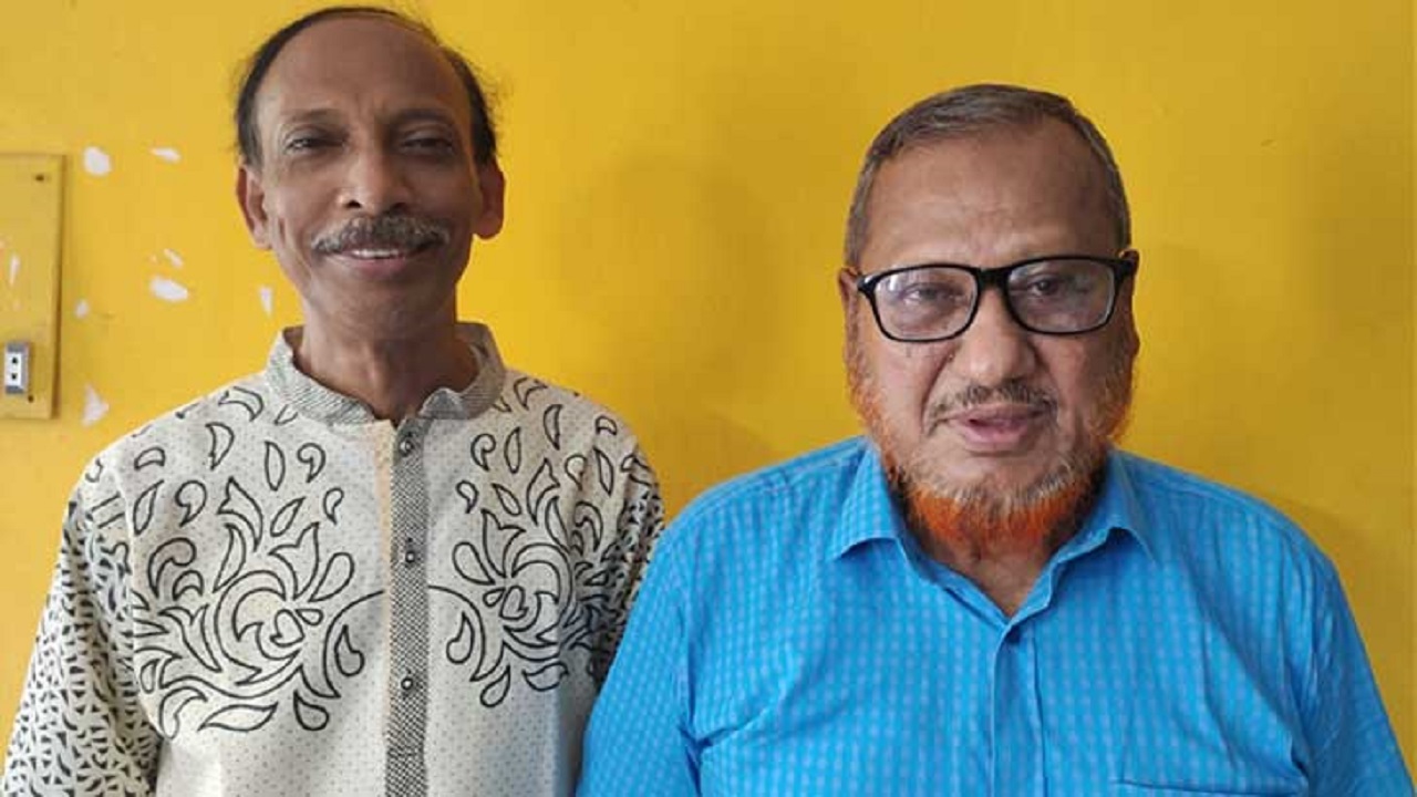 বাঁ থেকে মো. মোকাররম হোসেন হোসেন ও মুফদি আহমেদ। সৌজন্য ছবি