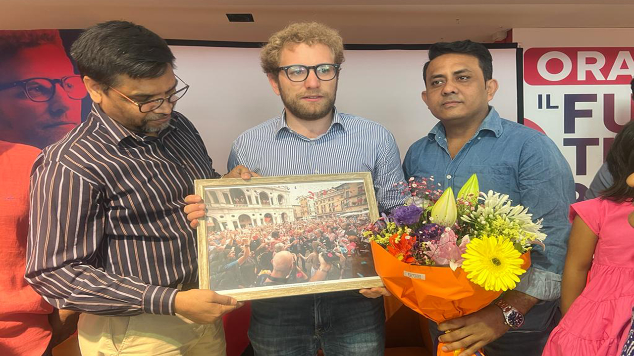 মেয়র গিয়াকোমো পোসামাইকে ফুলেল শুভেচ্ছা জানান প্রবাসীরা