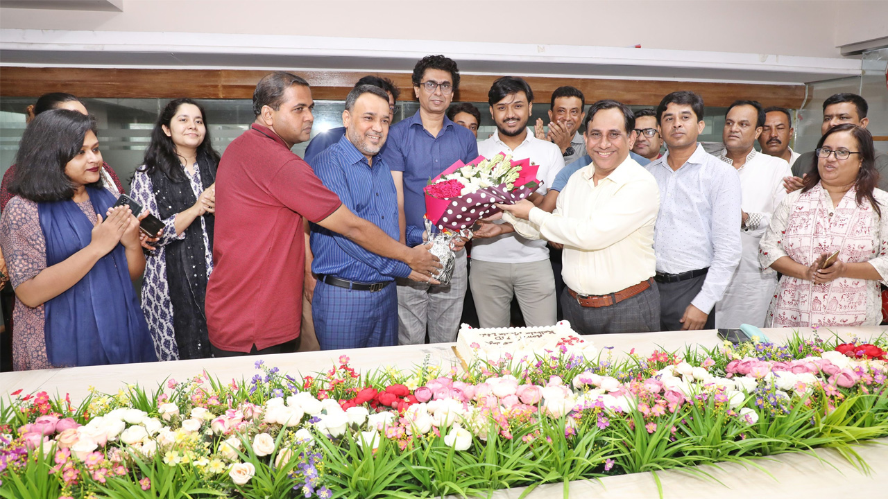কালবেলা মিডিয়া লিমিটেডের এমডি নজরুল ইসলাম দুলালকে ফুল দিয়ে জন্মদিনের শুভেচ্ছা জানাচ্ছেন পত্রিকাটির সম্পাদক ও প্রকাশক সন্তোষ শর্মাসহ সংবাদকর্মীরা। ছবি : কালবেলা