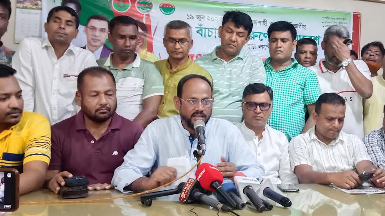 রোববার বগুড়া প্রেসক্লাবে সংবাদ সম্মেলনে যুবদল সভাপতি সুলতান সালাউদ্দিন টুকুসহ অন্যরা। ছবি : কালবেলা 