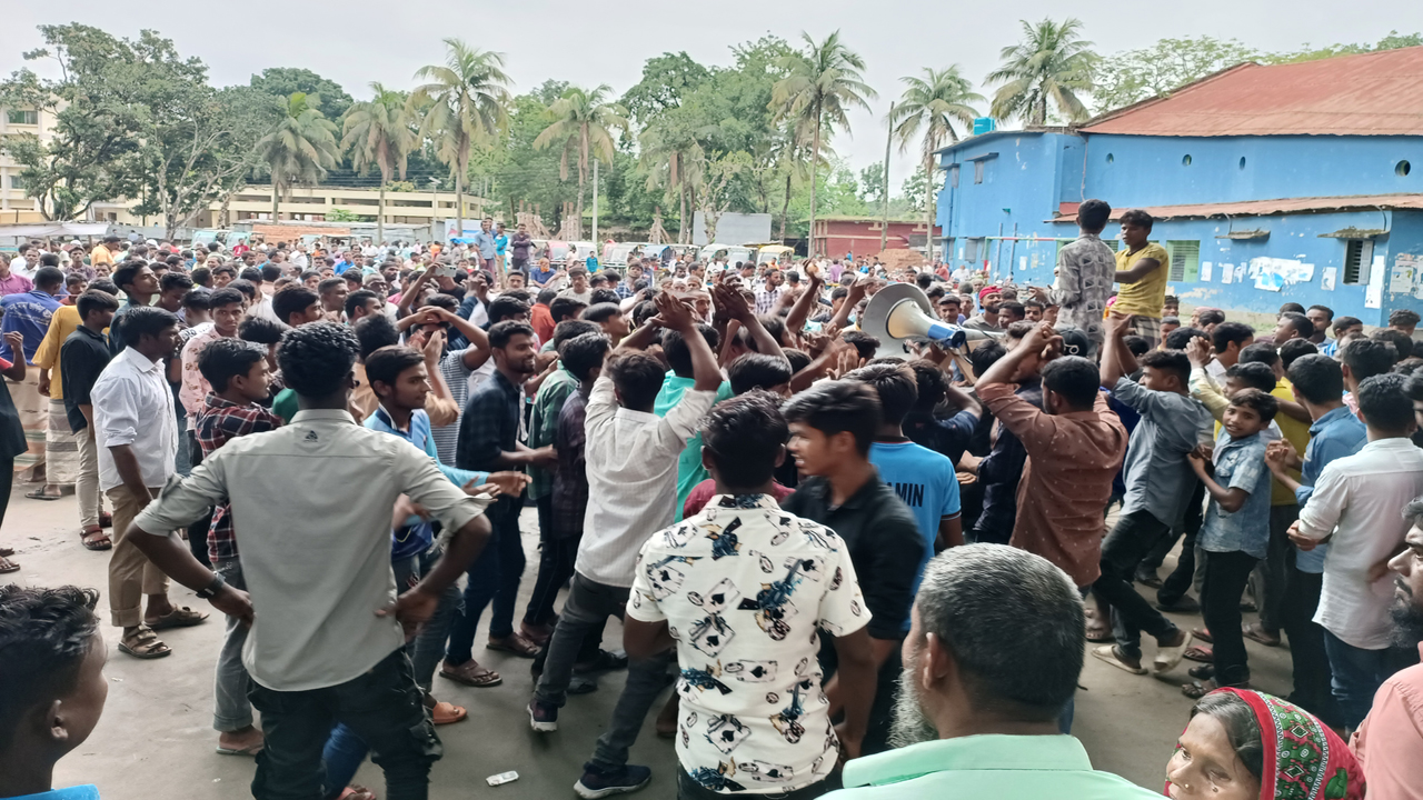 কর্মী সমর্থকসহ মনোনয়নপত্র দাখিল করেন প্রার্থীরা
