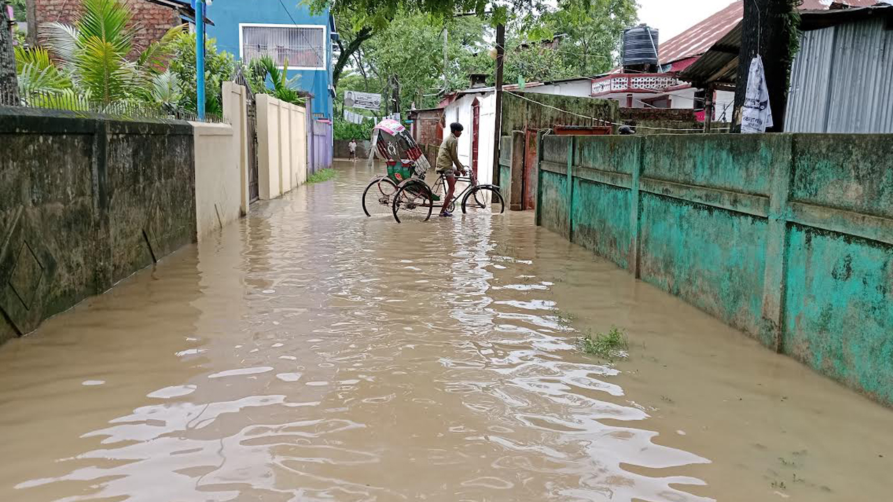 অতিবৃষ্টির কারণে এভাবে অনেক রাস্তায় পানি উঠেছে। ছবি : কালবেলা