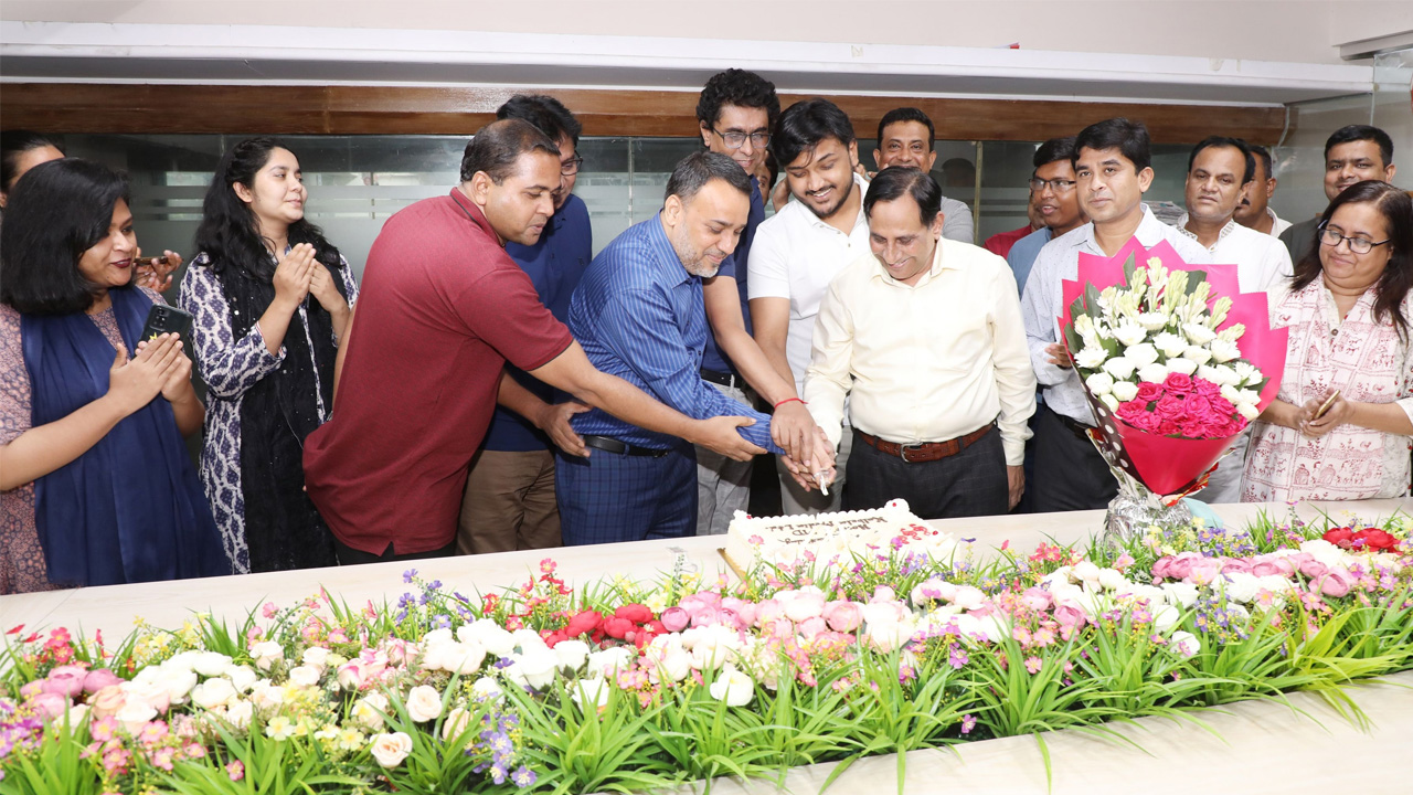 কেক কেটে কালবেলা মিডিয়া লিমিটেডের এমডি নজরুল ইসলাম দুলালের জন্মদিন পালন করা হয়। ছবি : কালবেলা