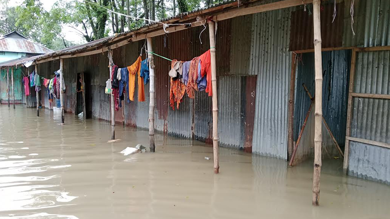 গত কয়েকদিনের অবিরাম বৃষ্টিপাতে বাড়ি-ঘরে পানি উঠেছে। ছবি : কালবেলা