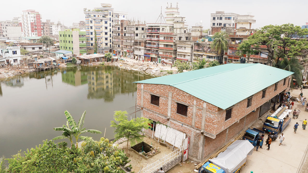 পুরান ঢাকার গেন্ডারিয়ায় ডিআইটি পুকুরের পাড় দখল করে গড়ে তোলা স্থানীয় কাউন্সিলরের কার্যালয়। ছবি : কালবেলা