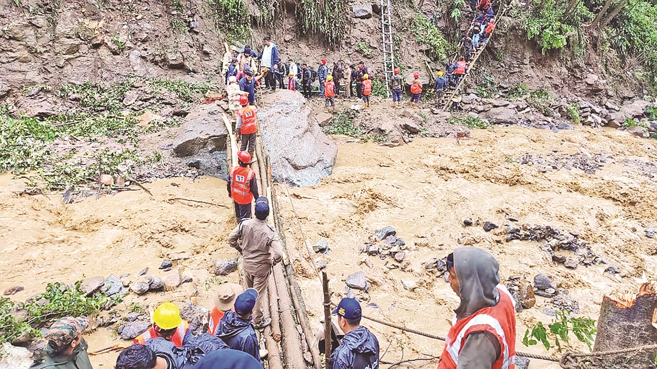 সম্মিলিতভাবে উদ্ধারকাজ করছেন ত্রিশক্তি কর্পসের সেনা, সেনাবাহিনীর সদস্য ও বর্ডার রোডস অর্গানাইজেশনের কর্মীরা। ছবি : সংগৃহীত