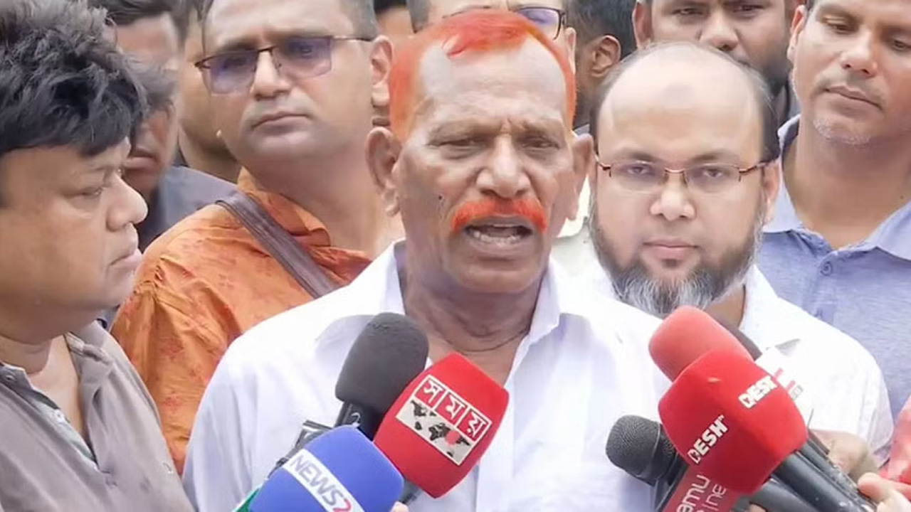 কারামুক্তির পর সাংবাদিকদের সঙ্গে কথা বলছেন জল্লাদ শাহজাহান ভূঁইয়া। ছবি: সংগৃহীত