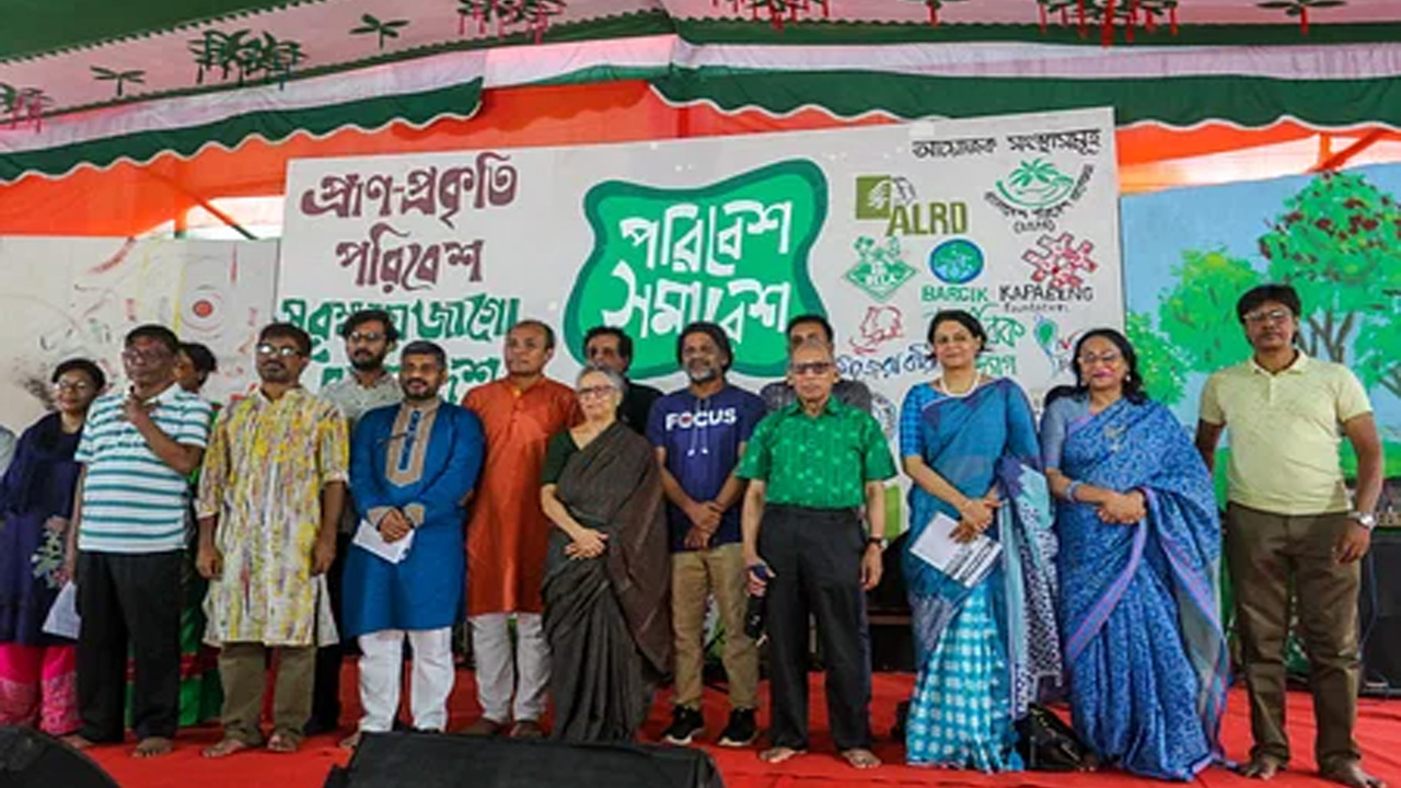 গতকাল কেন্দ্রীয় শহীদ মিনার প্রাঙ্গণে সমাবেশ করেন পরিবেশ ও মানবাধিকারকর্মীরা। ছবি: সংগৃহীত