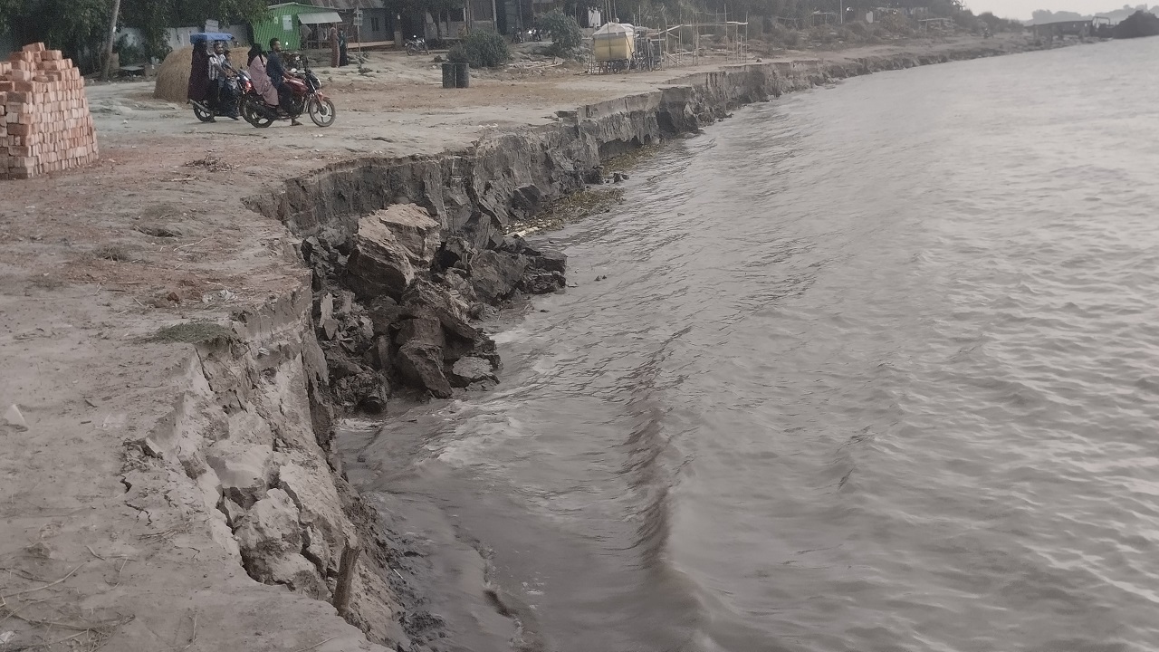 আন্ধারমানিক ট্রলার ঘাটে নদী ভাঙনের দৃশ্য। ছবি : কালবেলা