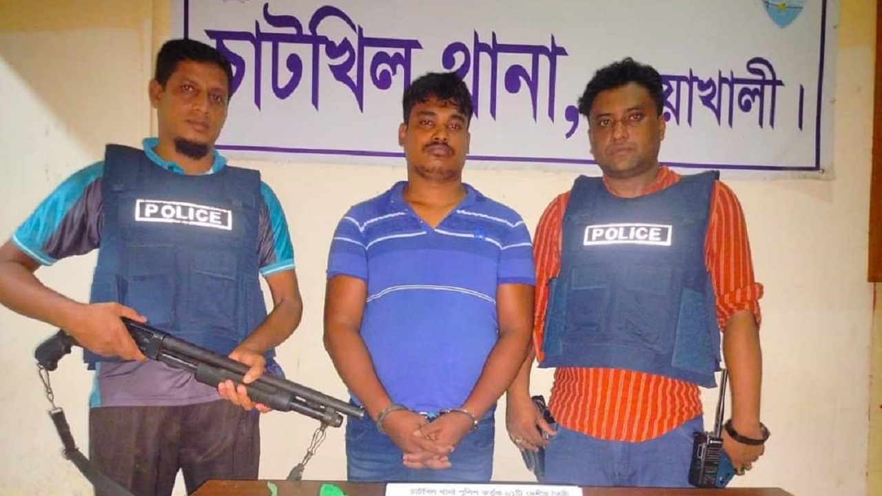 পুলিশ সদস্যদের মাঝে চাটখিলের শীর্ষ সন্ত্রাসী মো. ইব্রাহিম খলিল বাবু। ছবি : কালবেলা