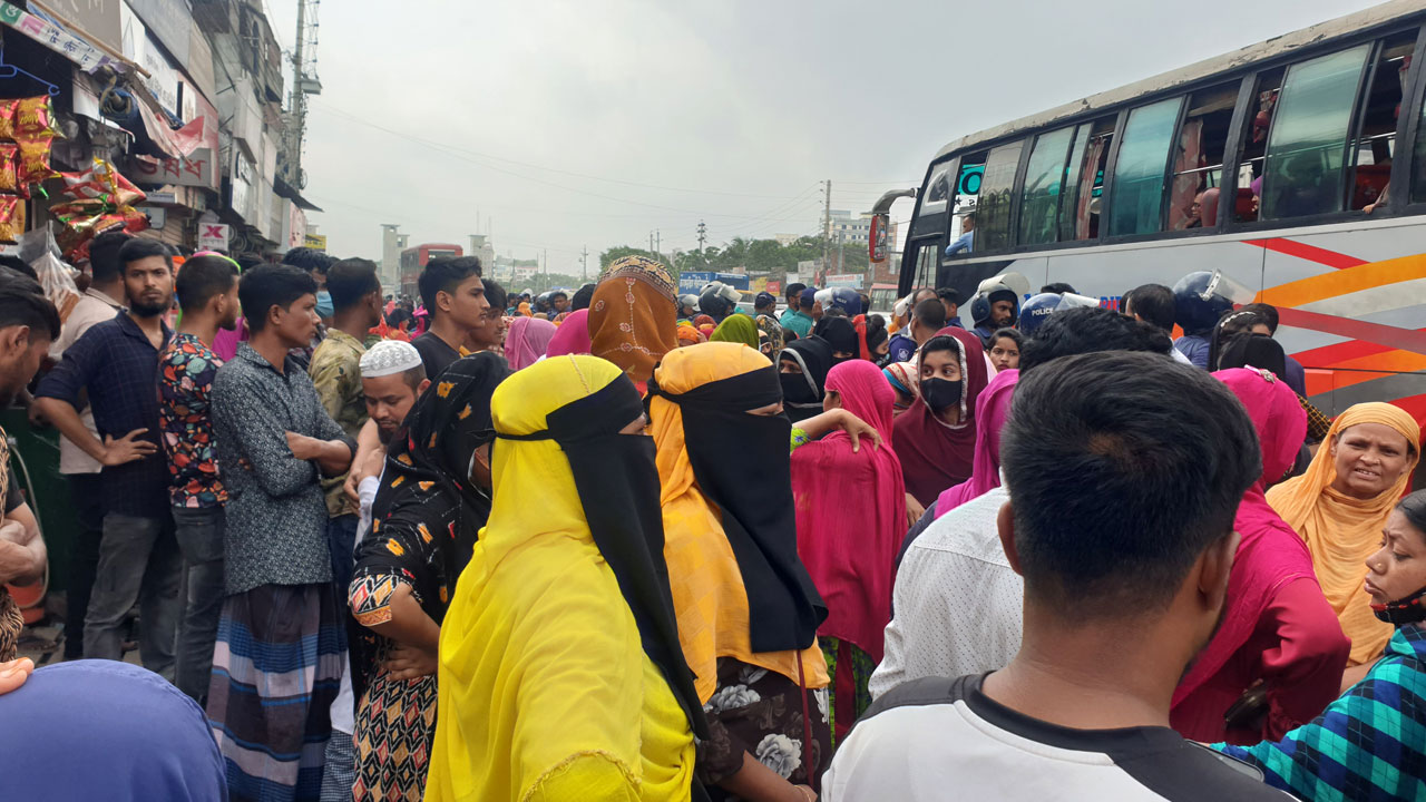 মহাসড়ক অবরোধ করে বিক্ষোভ করেছে পোশাক কারখানার শ্রমিকরা। ছবি : কালবেলা