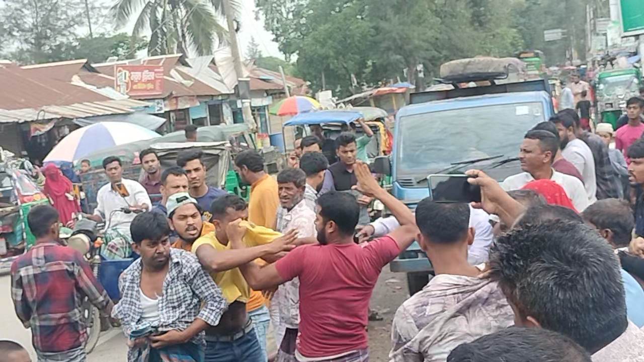 দোকান ভাড়া দ্বন্দ্বে মারামারি করছেন আপন তিন ভাই। ছবি : কালবেলা