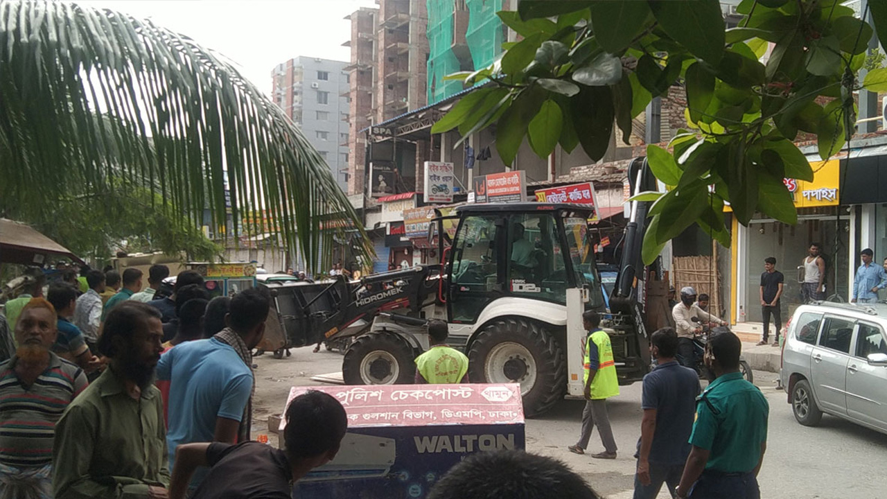 গুলশান লেকপাড়ে ফুটপাত দখল করে গড়ে ওঠা অবৈধ দোকান উচ্ছেদ করছে ডিএনসিসি। ছবি : সংগৃহীত