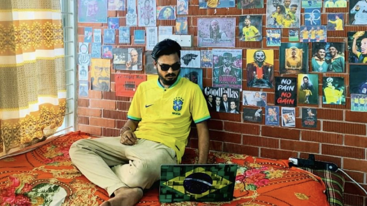 আবাসিক হলের একটি কক্ষে জাবি শিক্ষার্থী জয়দ্বীপ দাস। ছবি : সংগৃহীত