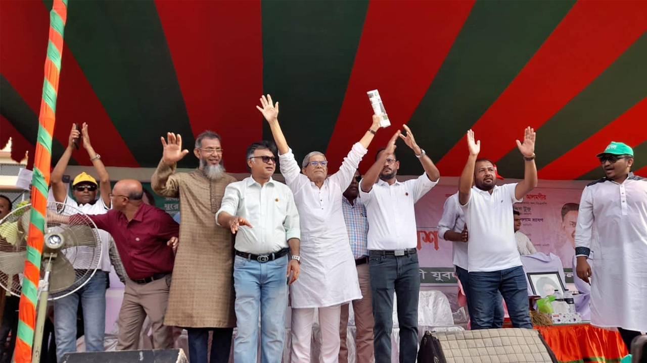 সমাবেশে উপস্থিত বিএনপি, ছাত্রদল, যুবদল ও স্বেচ্ছাসেবক দলের নেতারা। ছবি : কালবেলা