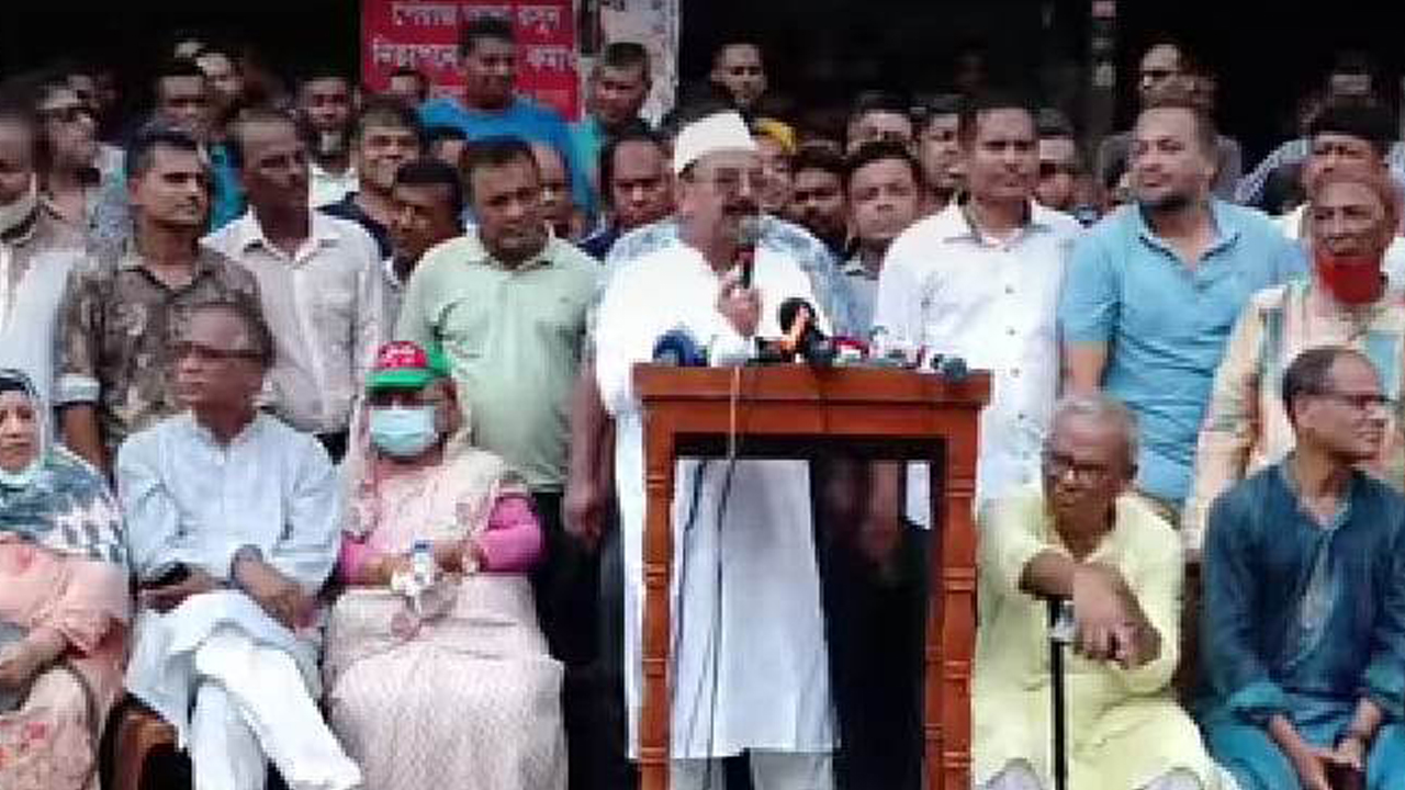 সোমবার নয়াপল্টনে বিএনপির কেন্দ্রীয় কার্যালয়ের সামনে এক মানববন্ধনে বক্তব্যে দেন গয়েশ্বর চন্দ্র রায়। ছবি : কালবেলা