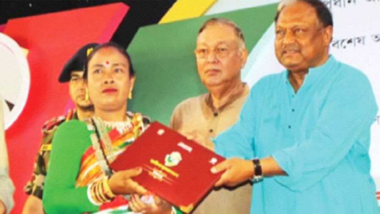 বাণিজ্যমন্ত্রী টিপু মুনশির কাছ থেকে দেশসেরা চা পাতা চয়নকারীর পুরস্কার নিচ্ছেন চা শ্রমিক উপলক্ষ্মী ত্রিপুরা। ছবি : কালবেলা