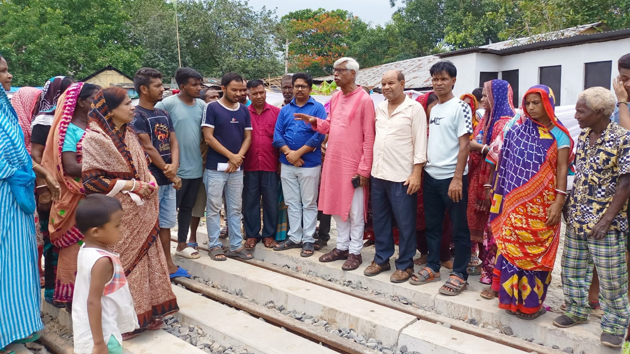 কলোনী উচ্ছেেদর খবর পেয়ে ঘটনাস্থলে আসেন হিন্দু বৌদ্ধ খ্রিস্টান ঐক্য পরিষদের নেতারা।  ছবি : কালবেলা
