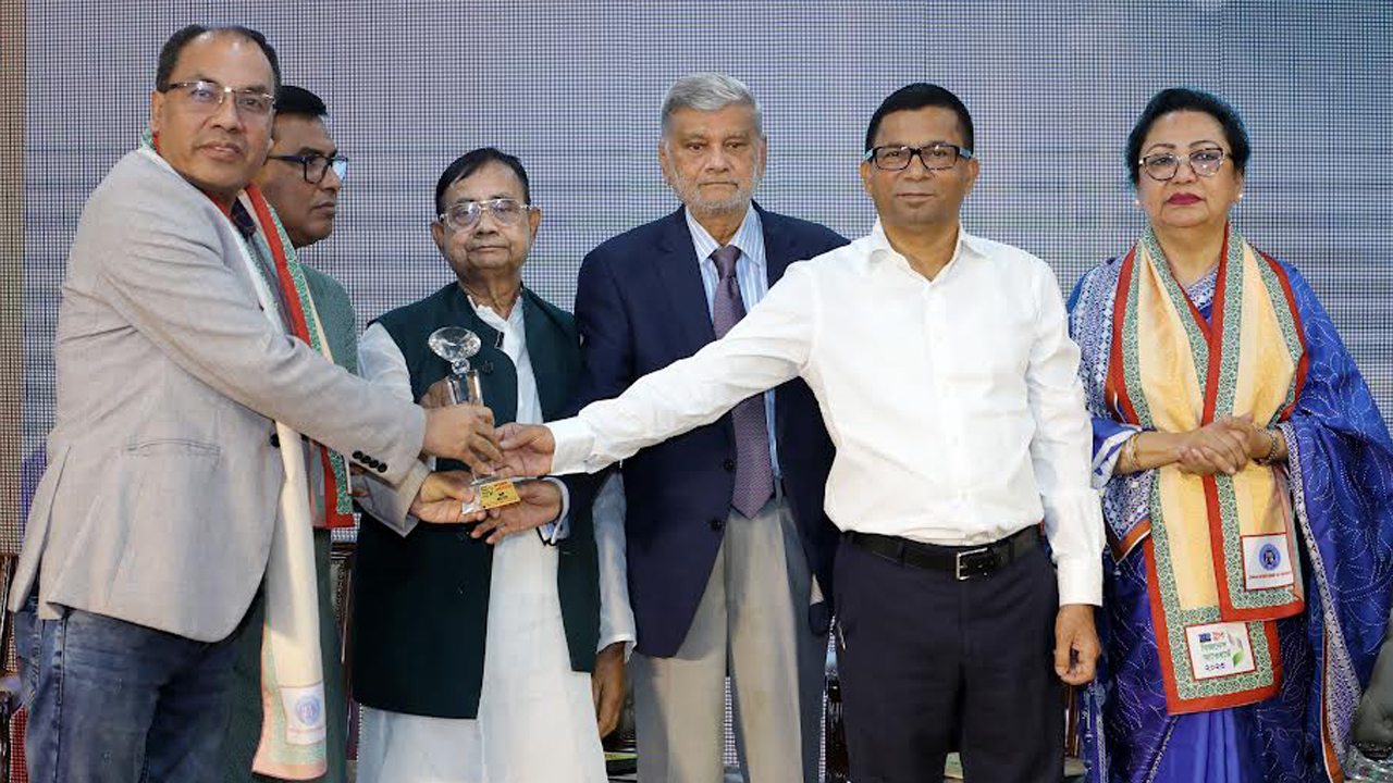 পরিকল্পনা মন্ত্রী, পানিসম্পদ উপমন্ত্রী এবং সাবেক রেলমন্ত্রীর কাছ থেকে পুরস্কার নিচ্ছেন ওয়ালটনের সিনিয়র এক্সিকিউটিভ ডিরেক্টর মোহাম্মদ শাহজাদা সেলিম। ছবি : সংগৃহীত।